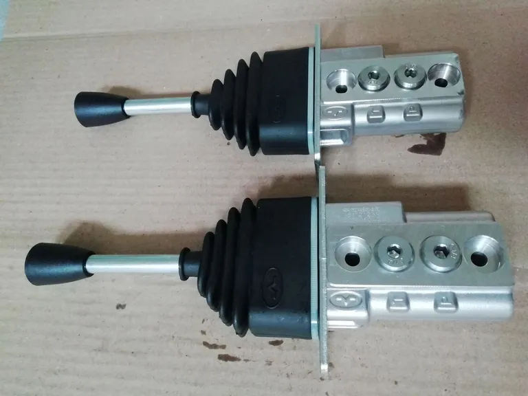 VolvoIL pilot handle SVM100/1 Wolford liquid control handle friction positioning handle online VolvoIL pilot handle SVM100/1 Wolford liquid control handle friction positioning handle online